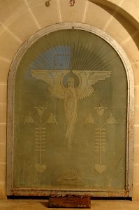 Etched glass panel with an angel with outstretched wings and two lilies in the Mărăști Mausoleum