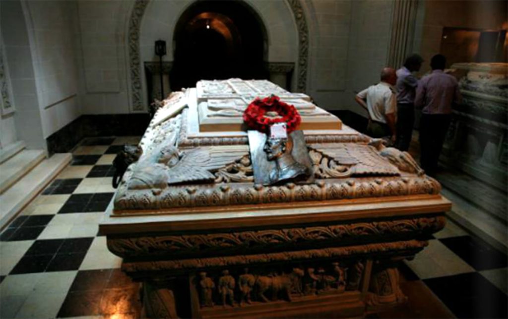 Marshal Averescu's sarcophagus decorated with bas-reliefs and a wreath of red poppies