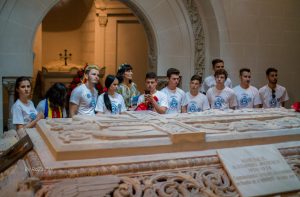 Young visitors standing before the sarcophagus of Marshal Alexandru Averescu inside the Mărăști Mausoleum crypt